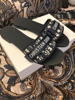 Dio(r)evolution Slide
Shiny Technical Fabric with Deep Blue Dior Oblique Print